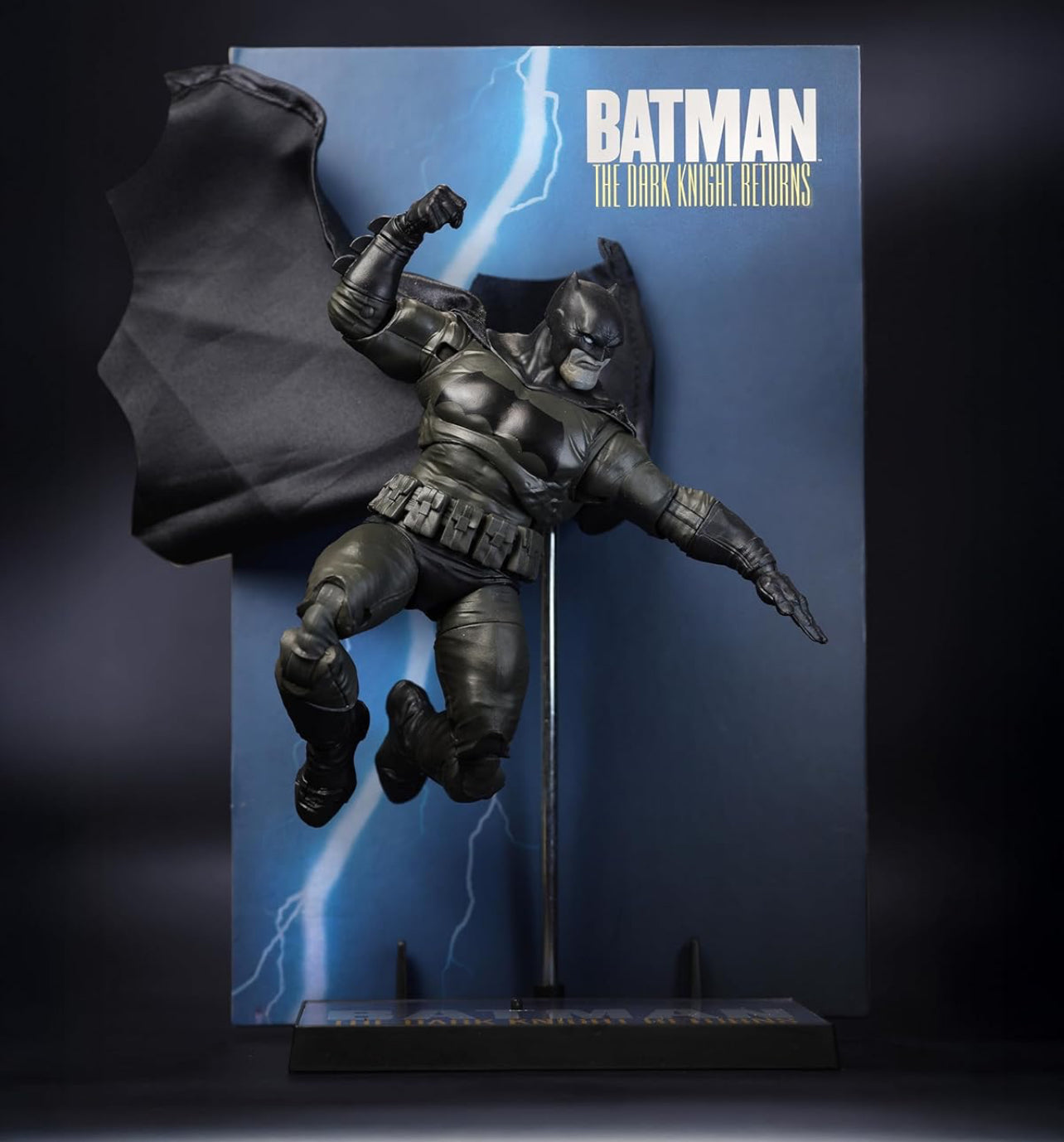 Batman Figura De Acción Dark Knight Returns DC Mcfarlane Cover Recreations 18cm
