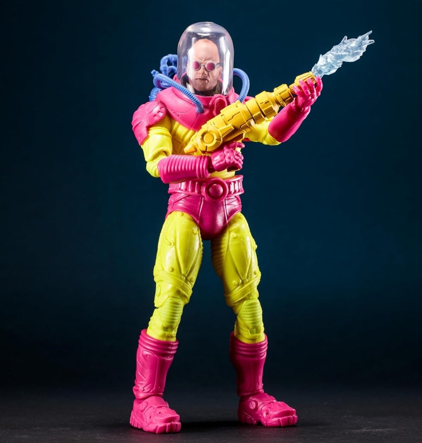 Mr Freeze Figura de Accion The Ice Crimes of Mr Zero Black Light Gold Label Mcfarlane 18 cm